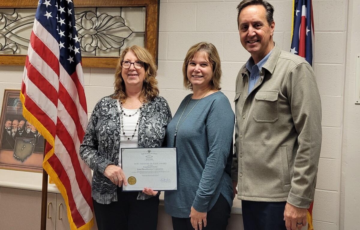 Auditor of State presents award to the Land Bank